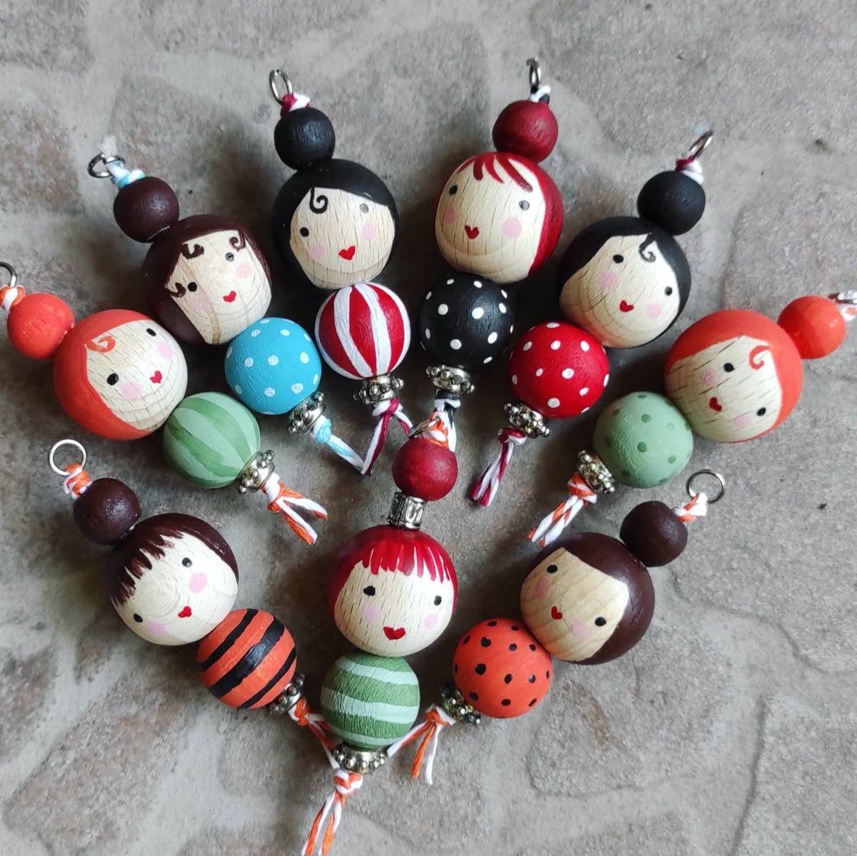 breloki z drewnianych koralików